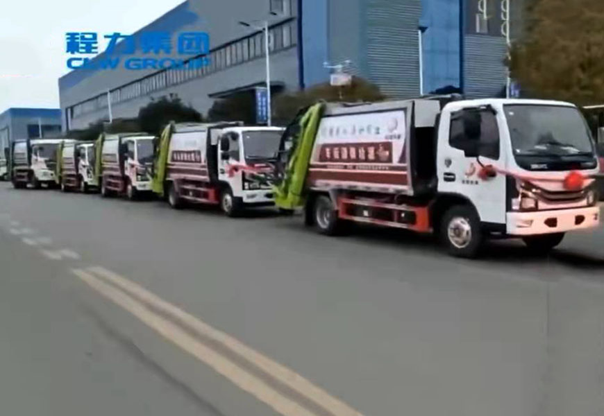 程力集團(tuán)東風(fēng)多利卡垃圾清運(yùn)車批量發(fā)車